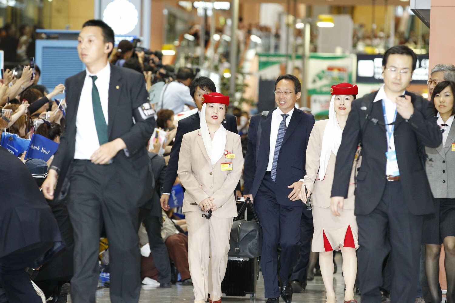 南アフリカW杯でベスト16に進出し、関西国際空港で多くのサポーターに出迎えられる岡田武史監督　©Tamon Matsuzono