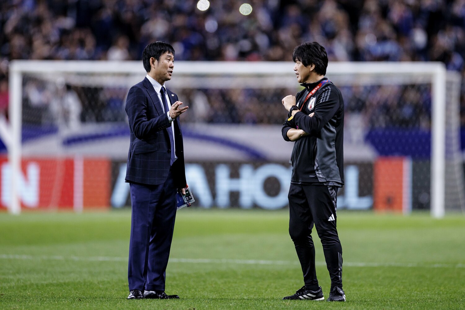 1-1の引き分けに終わったオーストラリア戦後、名波浩コーチと話し込む森保監督　©Kiichi Matsumoto