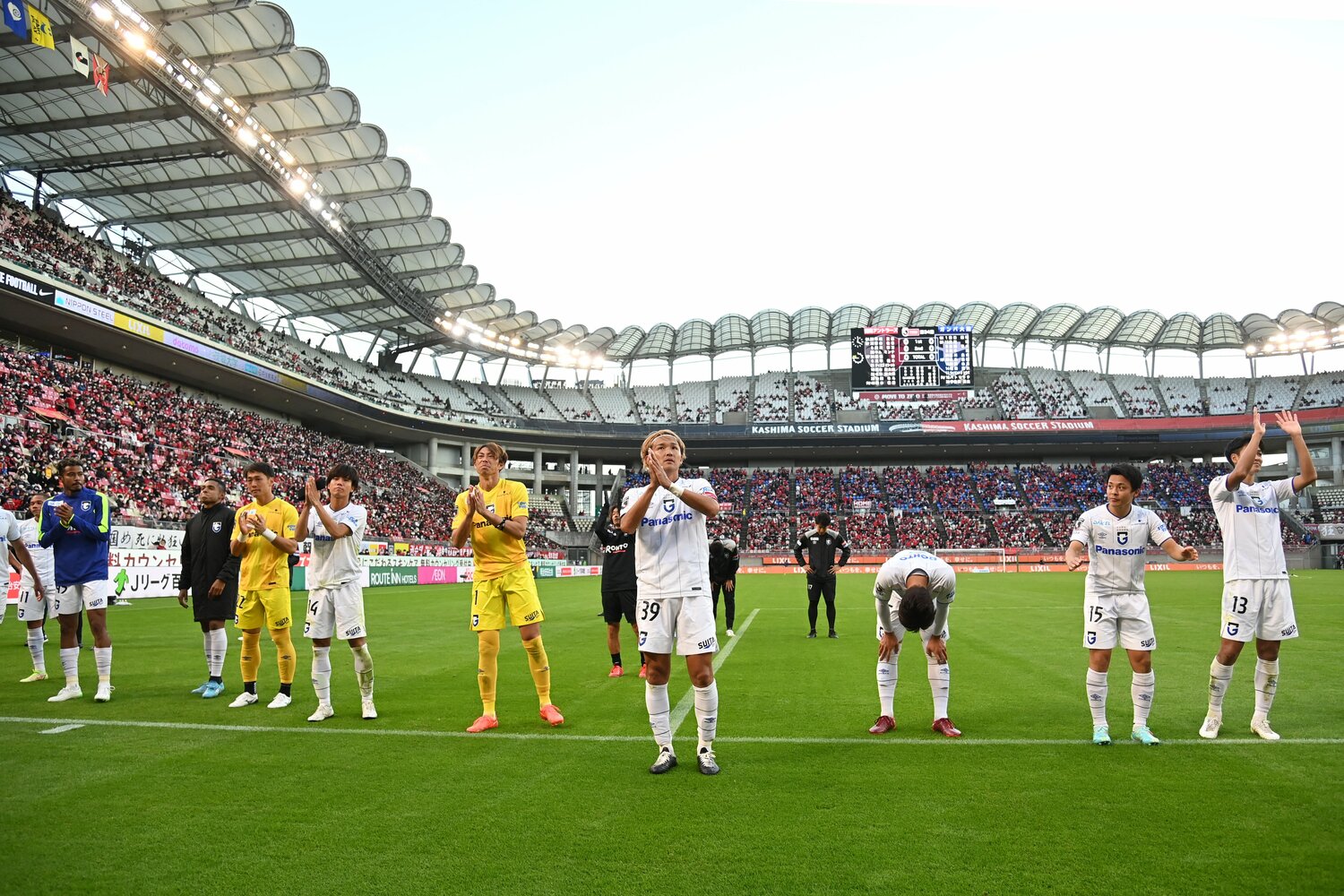 残留が決まり、安堵した表情でサポーターに挨拶をするガンバ大阪の選手たち
