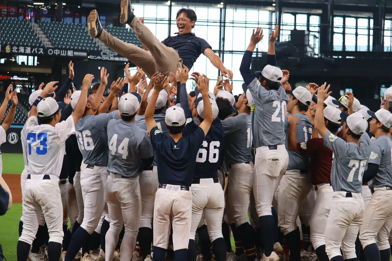 胴上げされる阪長氏　©Kou Hiroo