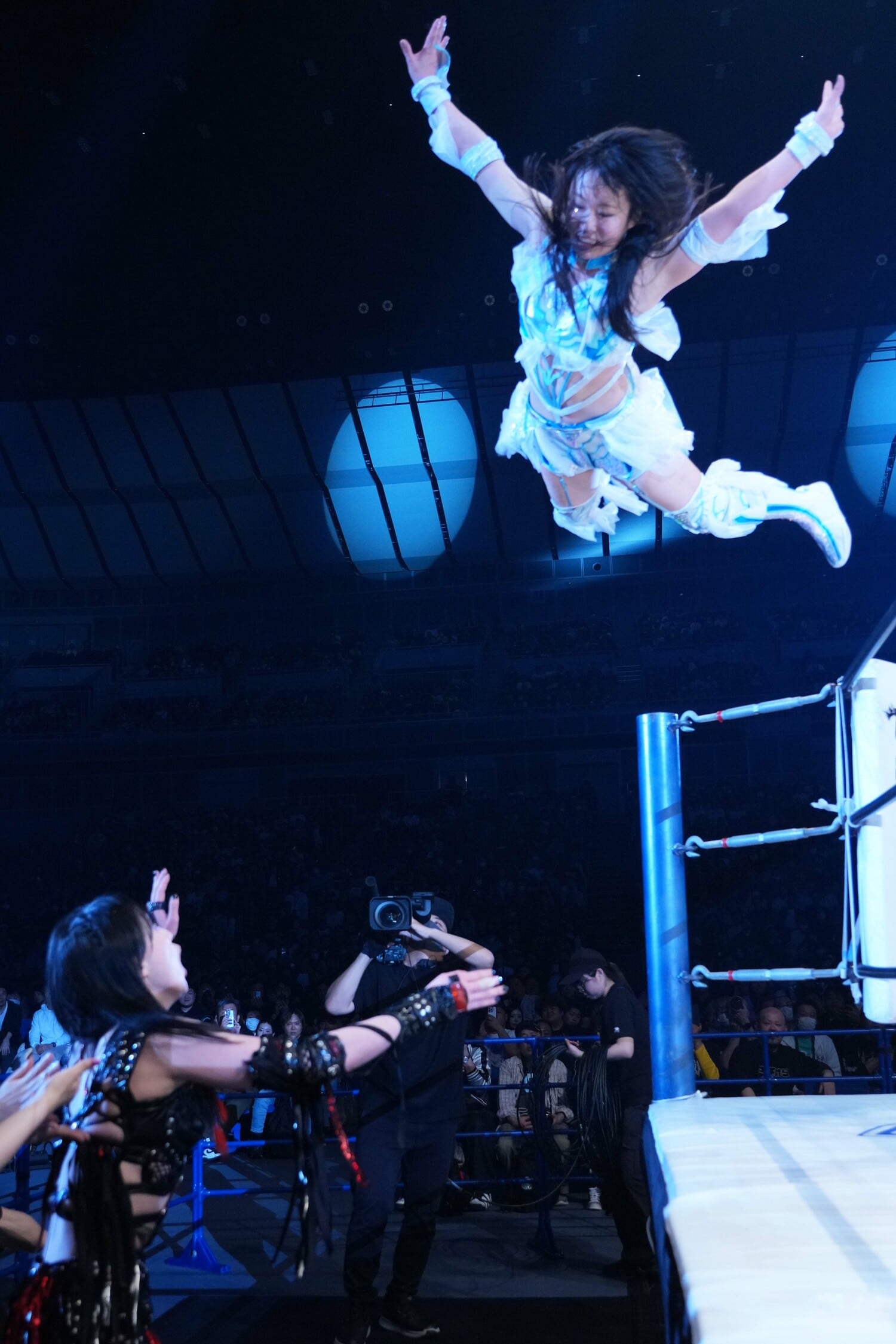 場外の上谷沙弥にプランチャを放つ玖麗さやか　©Essei Hara