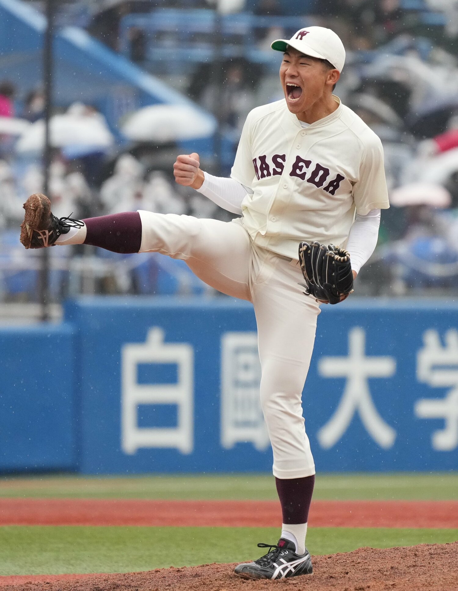 早慶戦でガッツポーズする徳山。大学での4年間で肉体的にも精神的にも大きく成長した　©︎Sankei Shimbun