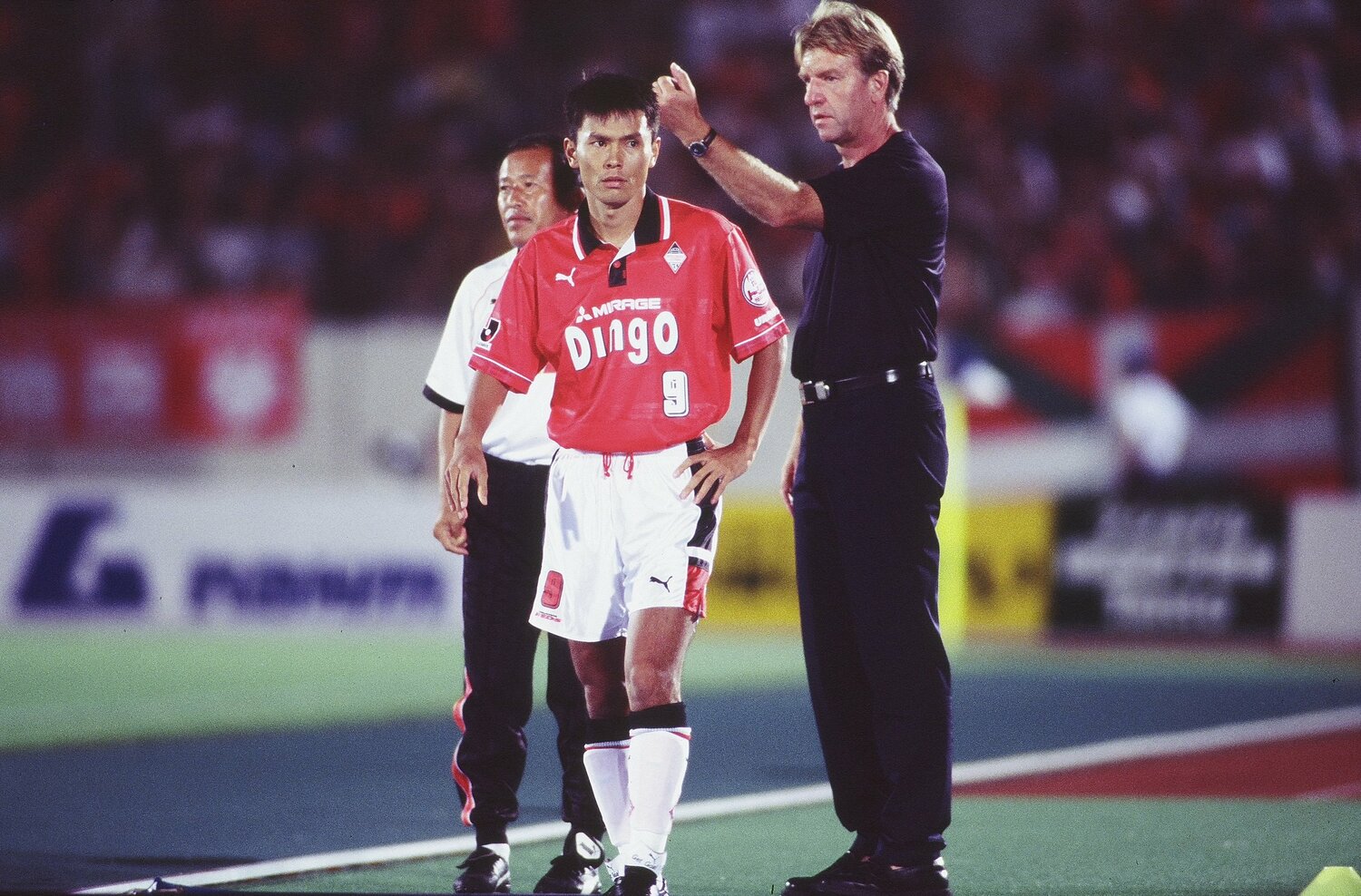 当時は苛立ちを隠せなかったア・デモス監督（右）の起用法　©︎J.LEAGUE