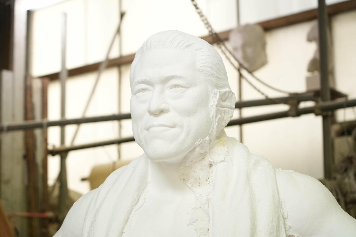 悠然と構える猪木の石膏像