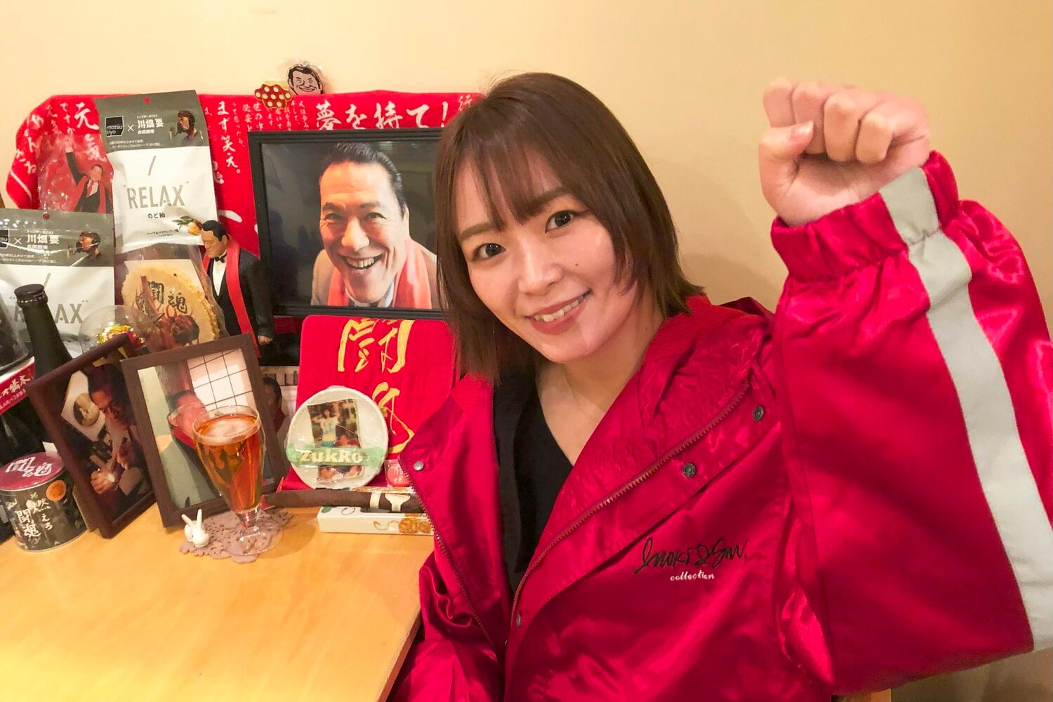 “猪木席”で控えめに「ダー」のポーズ。東京・初台のそば店「かわしま」で ©Essei Hara