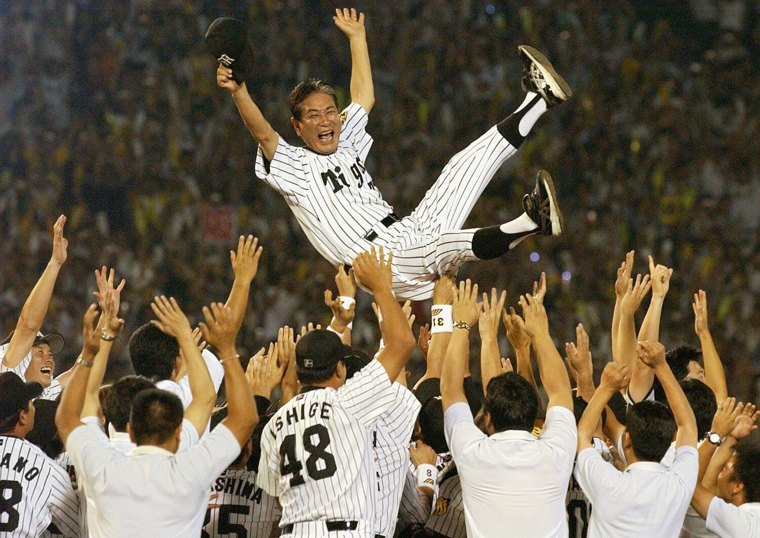 優勝決定時の胴上げ　©JIJI PRESS