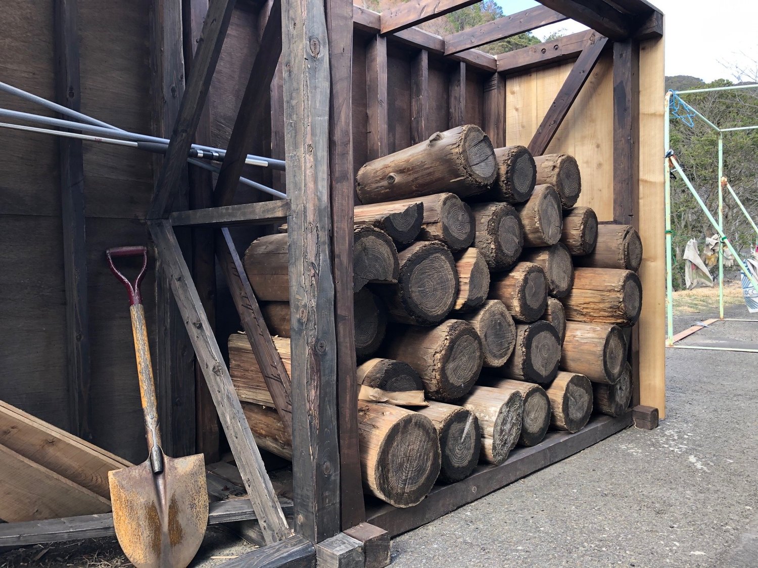 インターバル走で使う丸太（約10キロ）