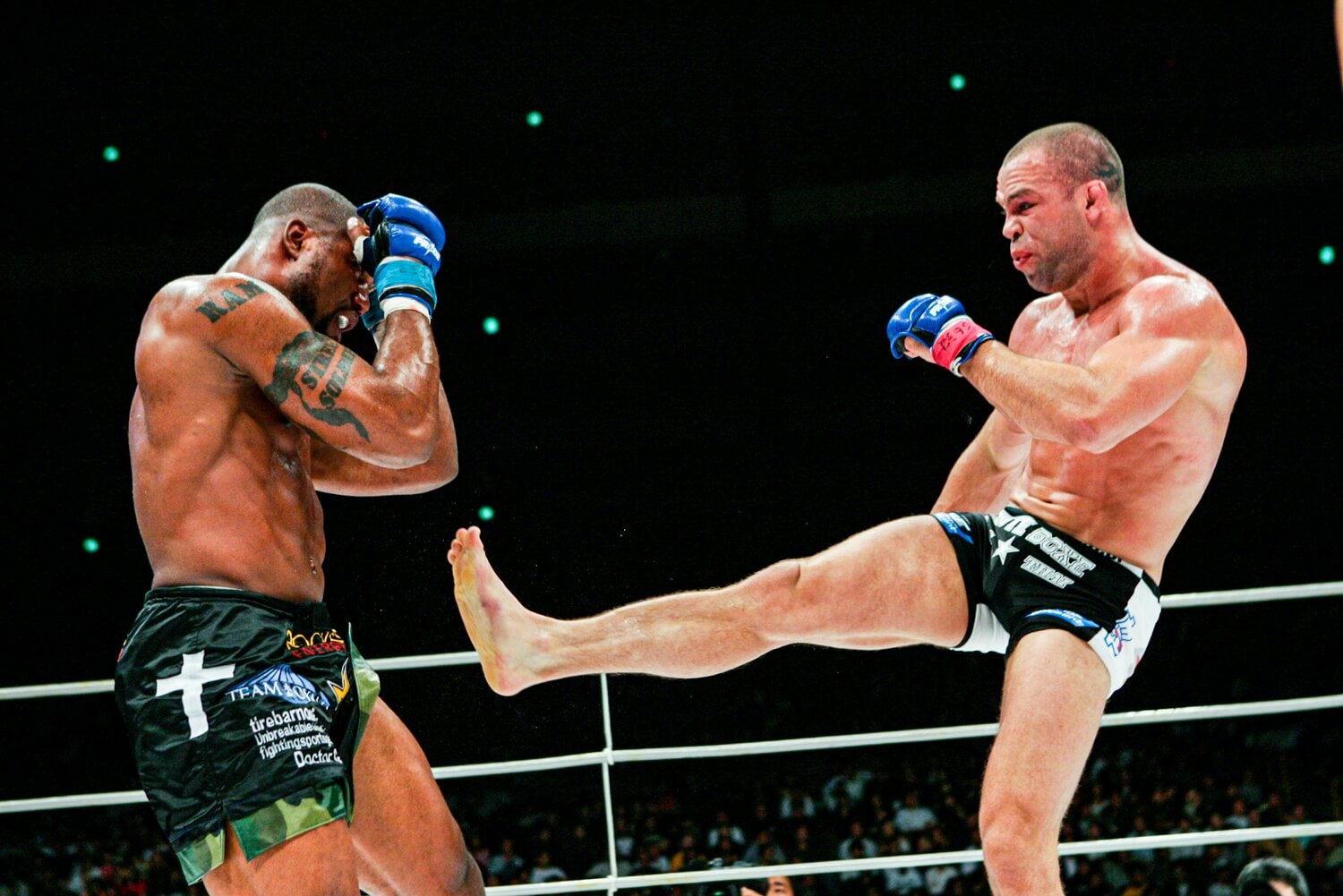 ローキックを放つシウバ。両者ともに限界が迫っていた　©Susumu Nagao