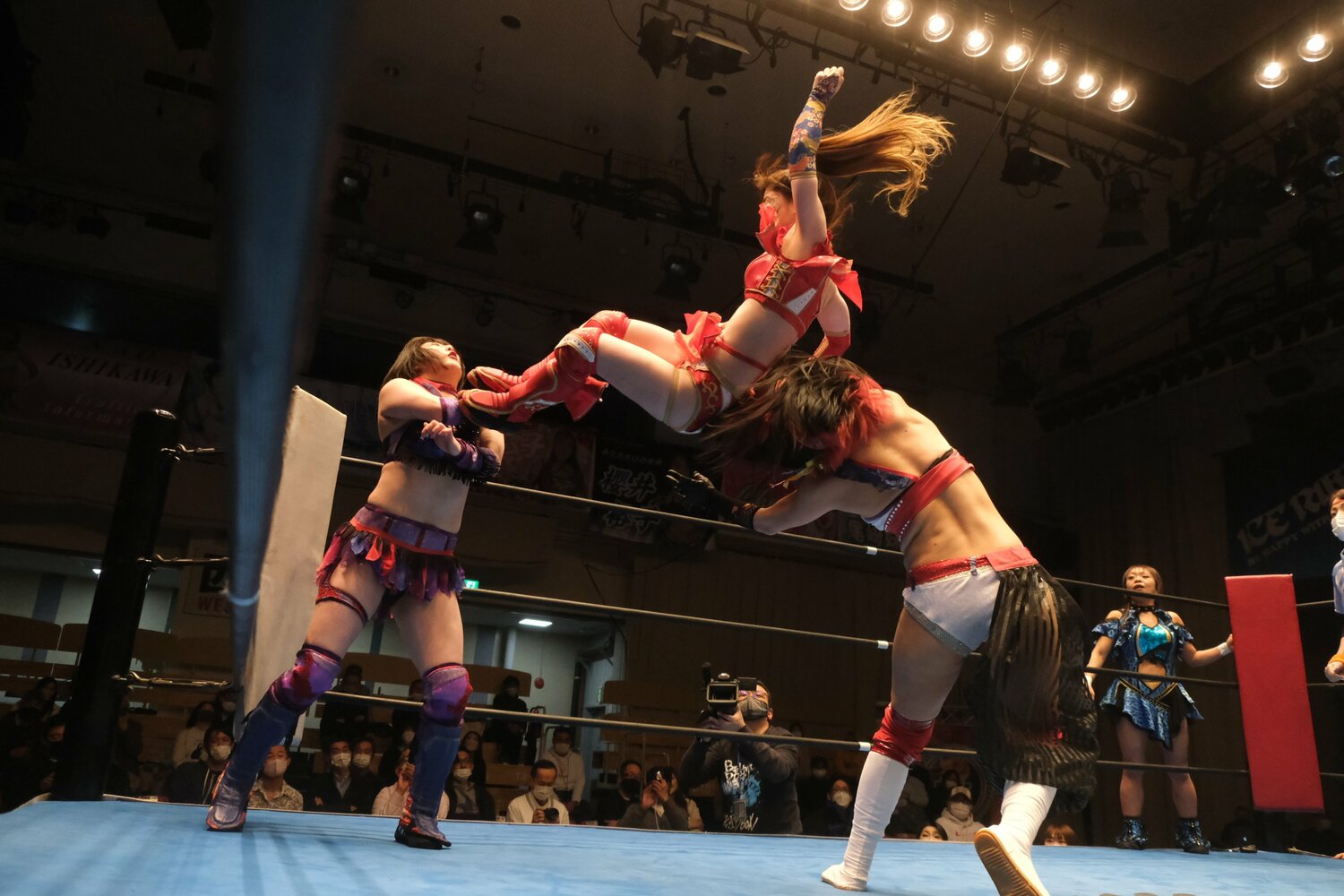 高い位置からのドロップキックが真琴に直撃