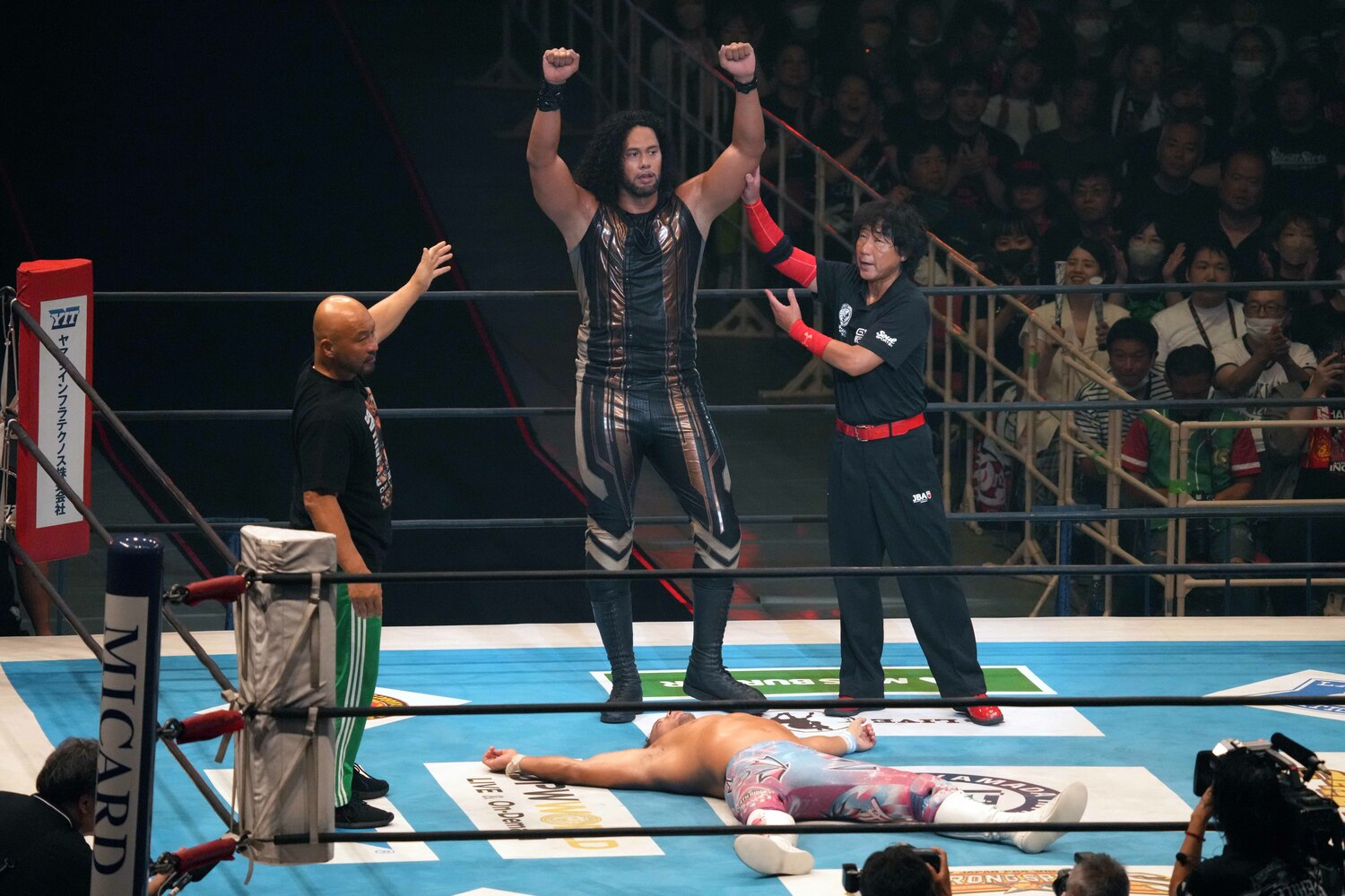 勝ち名乗りをあげるヒクレオの足元で大の字になる海野翔太