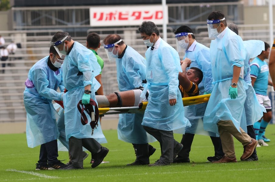 細心の注意を払って処置にあたるメディカルスタッフ　©︎YUTAKA/AFLO SPORT