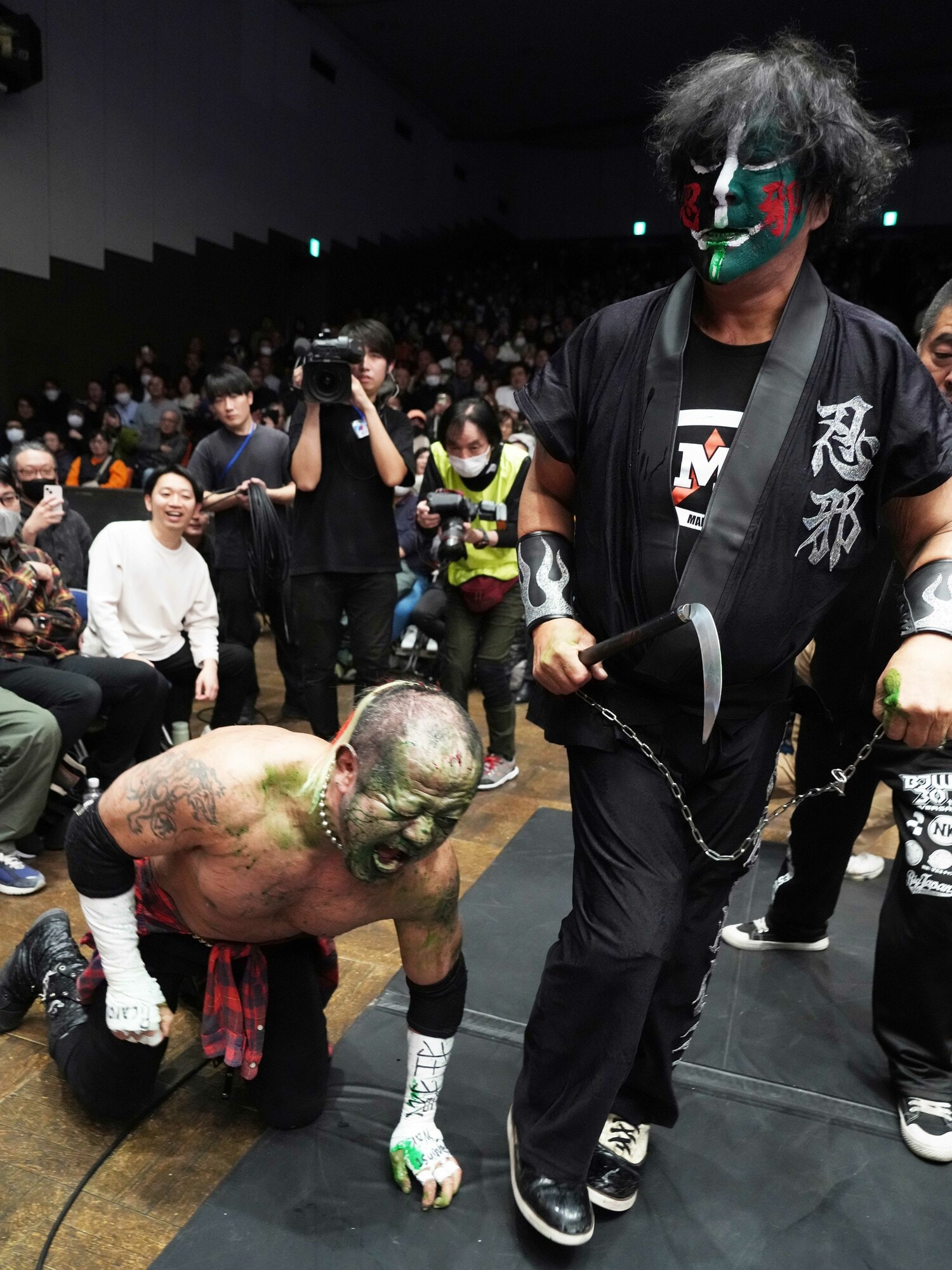 グレート・ニタに変身した大仁田厚は鎖鎌で葛西純をいたぶる　©Essei Hara