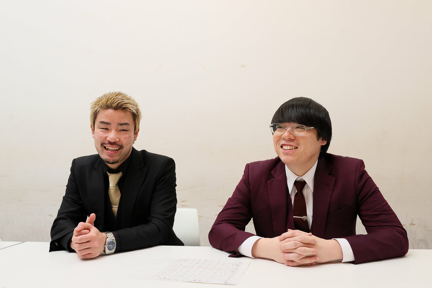 結成4年でM-1決勝初出場となったもも。金髪の方がまもる。(28歳)、メガネの方がせめる。(28歳)。大阪吉本所属