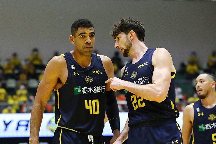 ジョシュ・スコット（左）　(C)B.LEAGUE