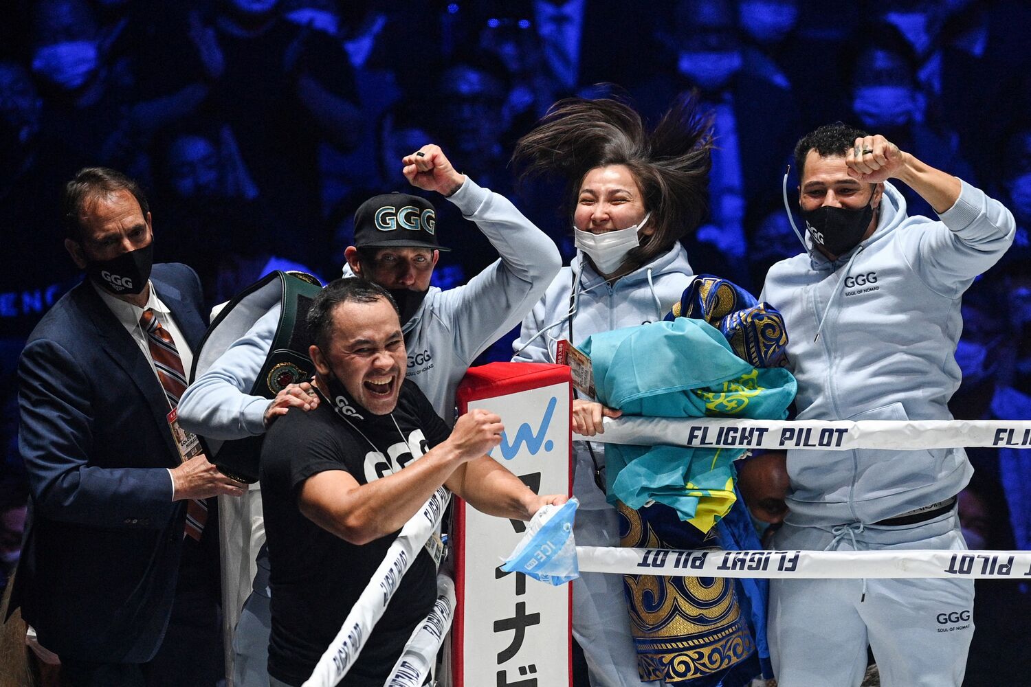 喜ぶゴロフキン陣営　©AFP＝JIJI PRESS