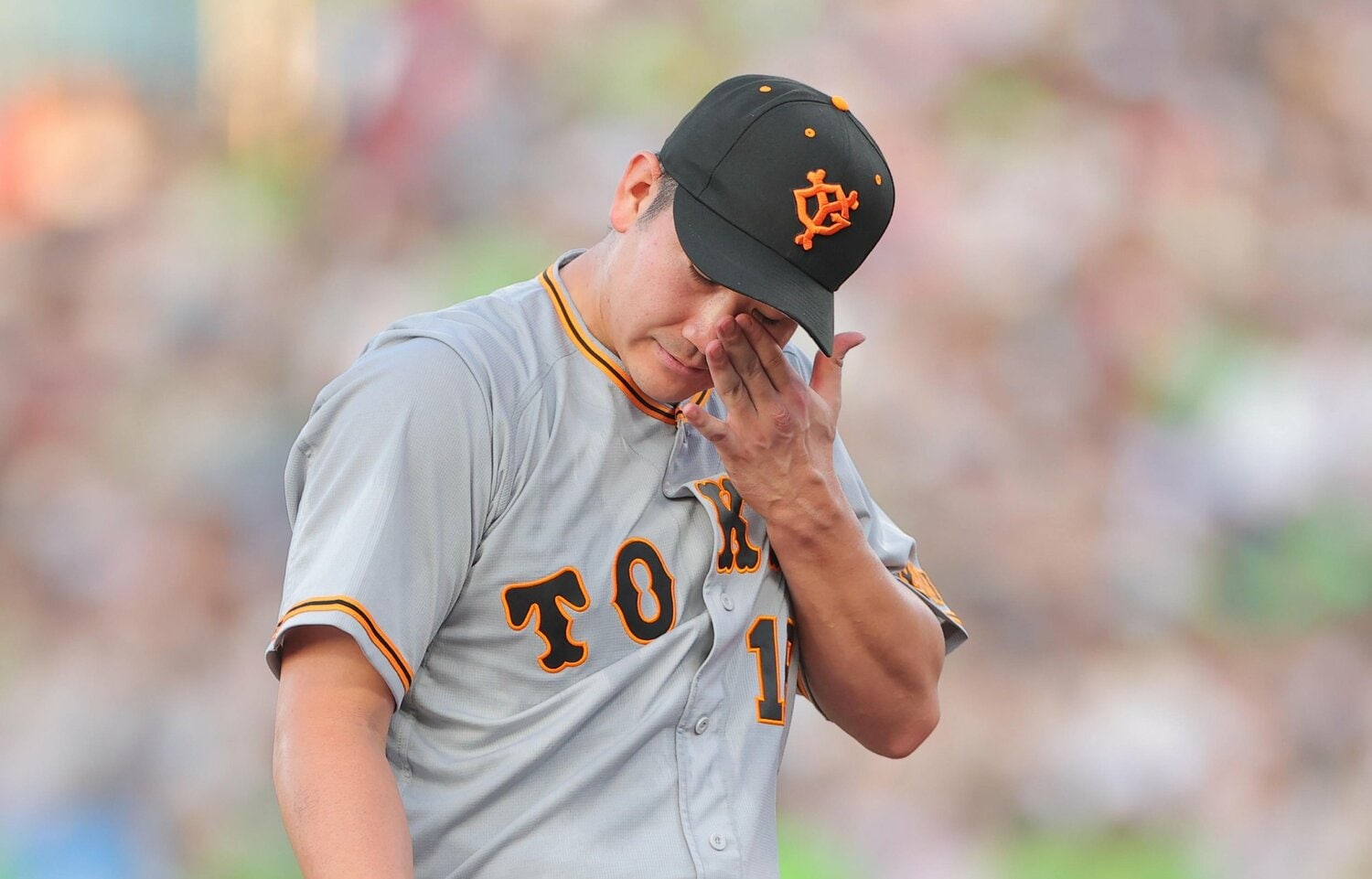 6月24日のヤクルトとの3連戦初戦で初回に3ランを浴び厳しい表情で引き上げる巨人・菅野智之 ©Sankei Shimbun