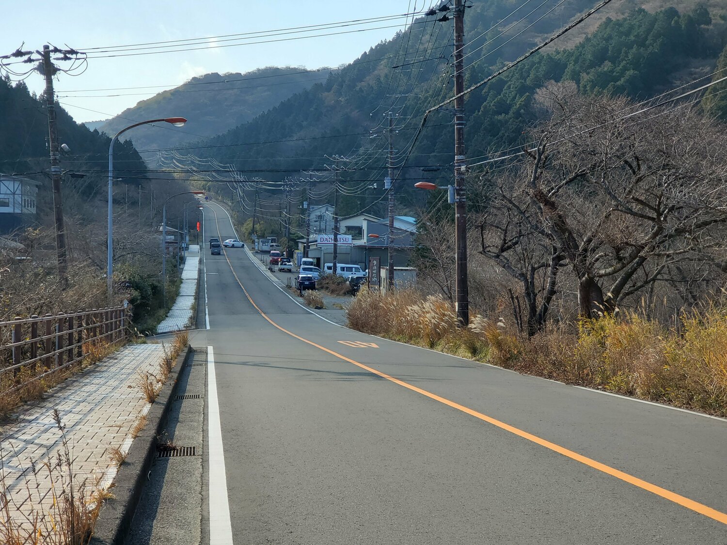 この坂を上りきると国道1号最高地点に到達する　©Number Web