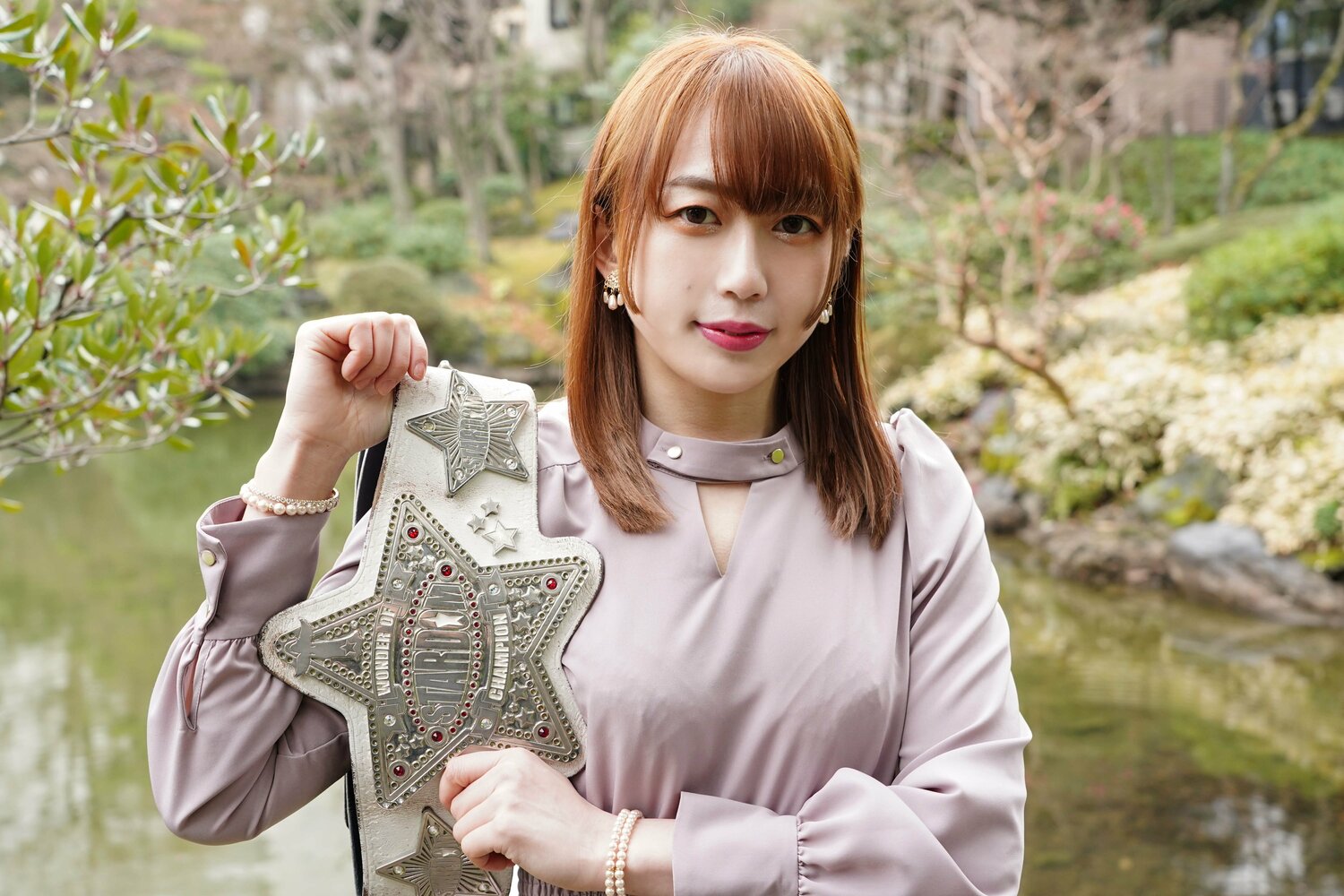 誇らしげに白いベルトを掲げる上谷沙弥。1カ月に約1回のハイペースで防衛を重ねてきた