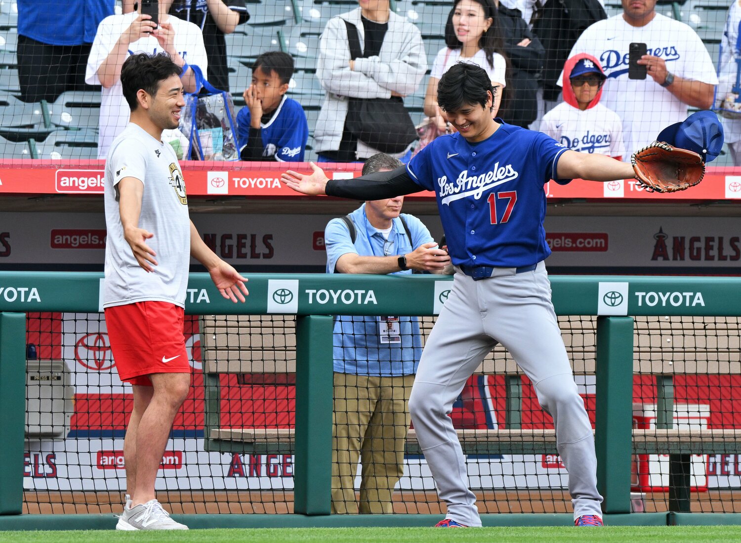 花巻東高校の後輩・大谷翔平とリラックスした表情で話し込む菊池　©JIJI PRESS