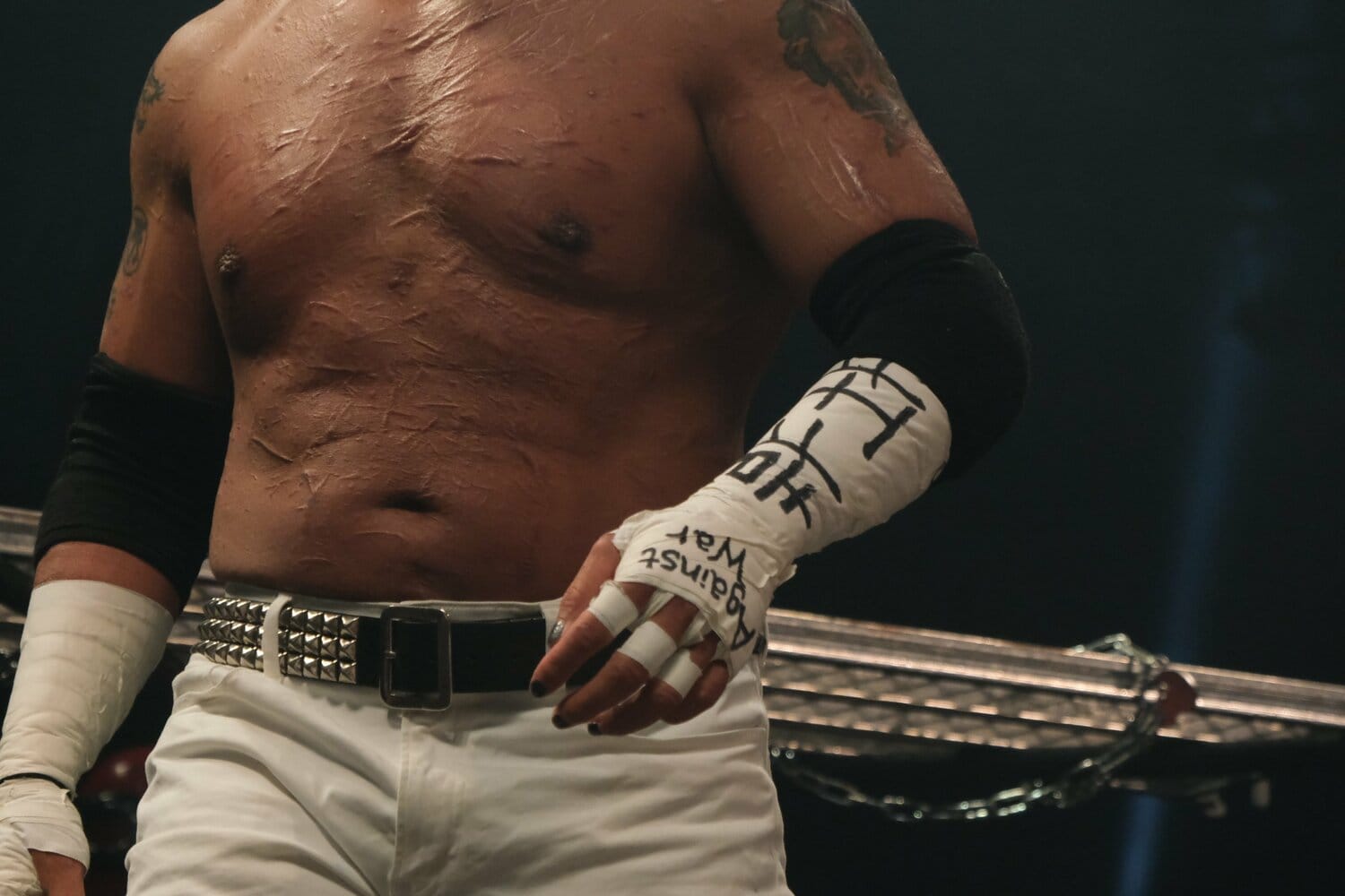 葛西のバンデージには「Against War」の文字が（クリックすると「この記事の写真」にとびます。流血等の過激な写真を含みますのでご注意ください）　©Norihiro Hashimoto