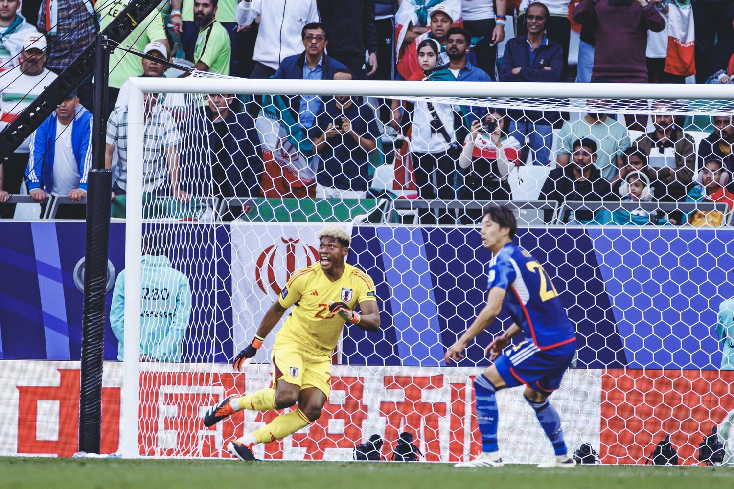 イラン戦で声を出す鈴木彩艶。だが、大歓声もあって「味方に聞こえにくい状況」だったという　©Kiichi Matsumoto