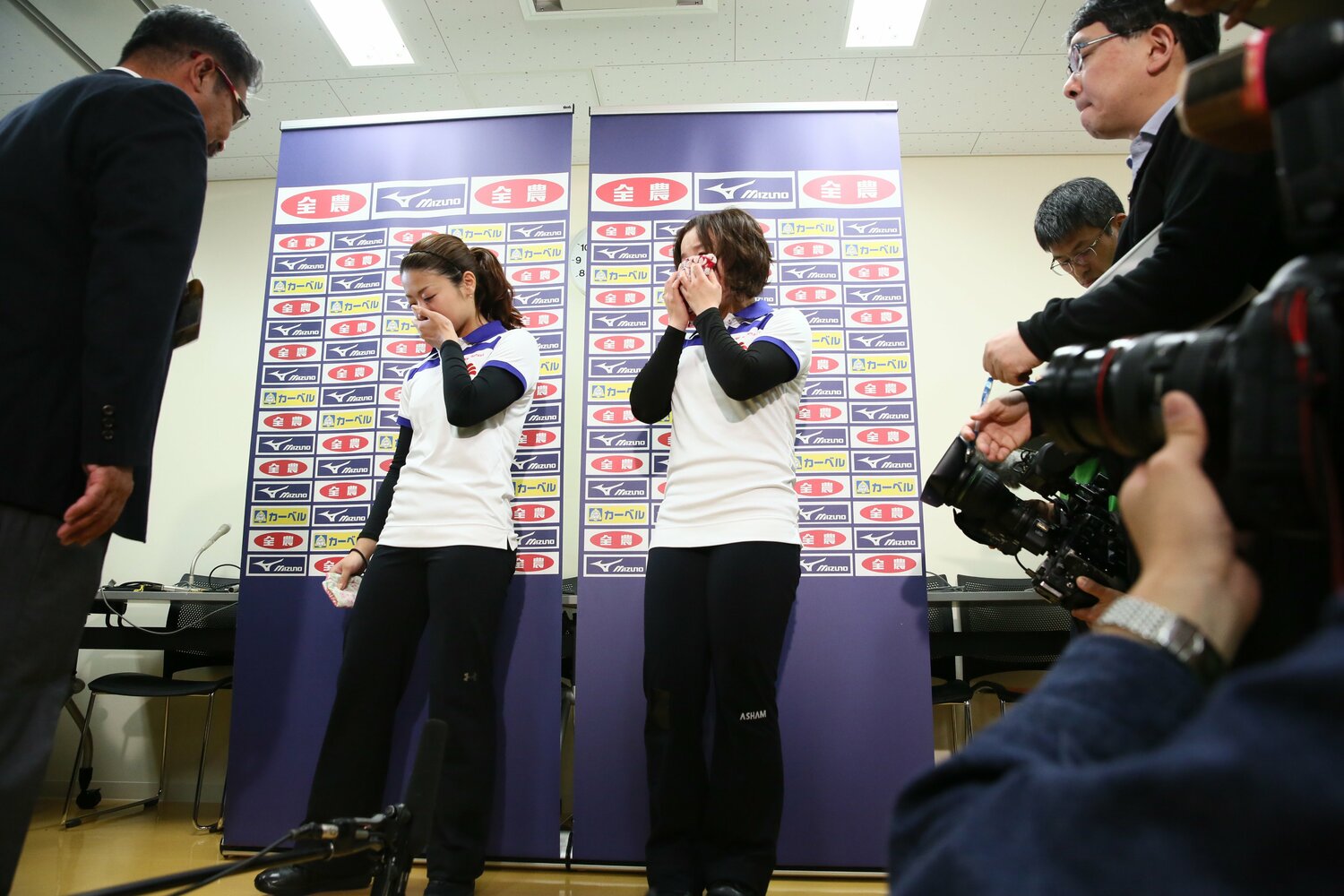 2013年9月、北海道銀行との代表決定戦に敗れ、悔し涙を流す市川と藤澤　©Getty Images