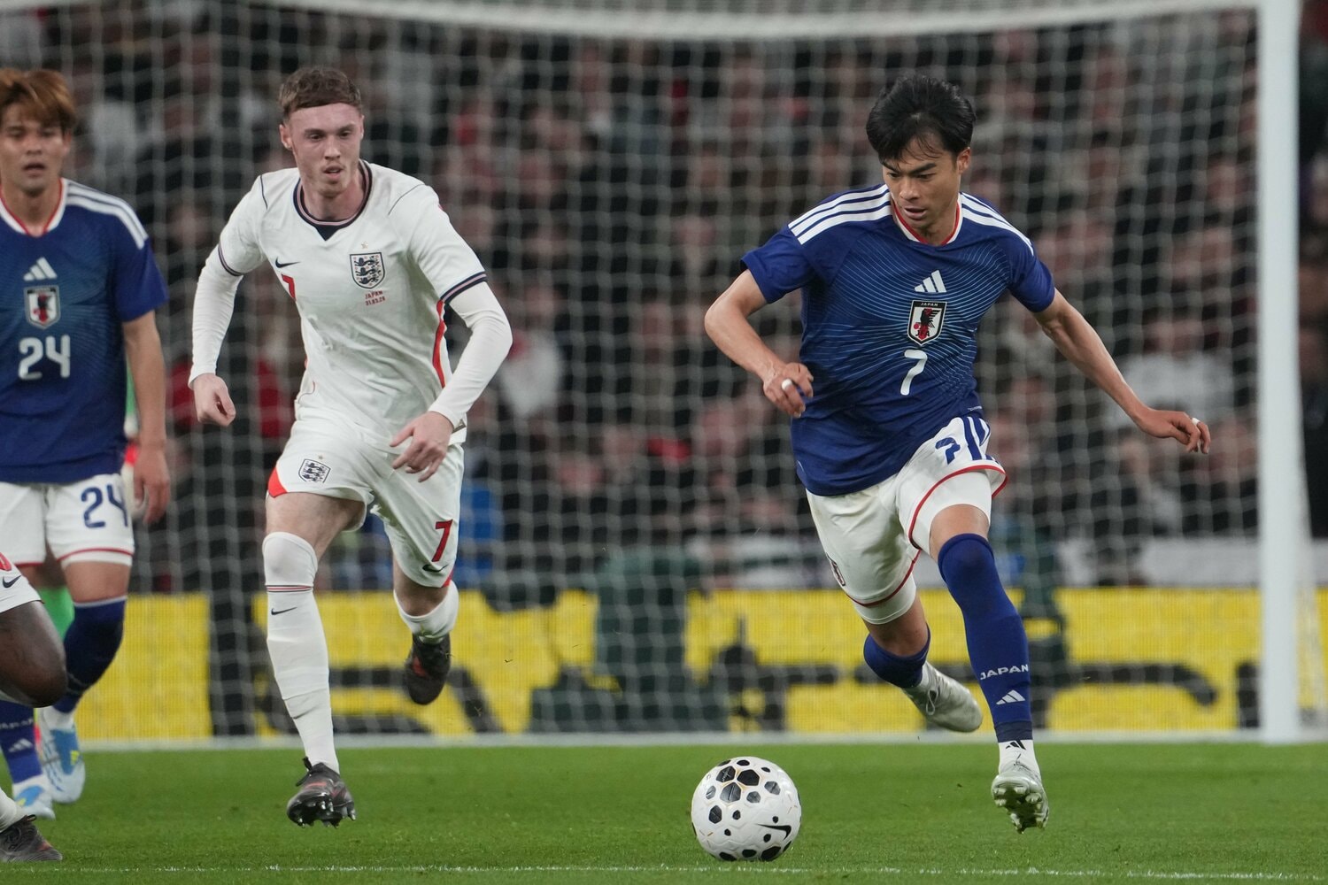 三笘薫のドリブル。決勝ゴールは高速カウンターから生まれた　©Masashi Hara