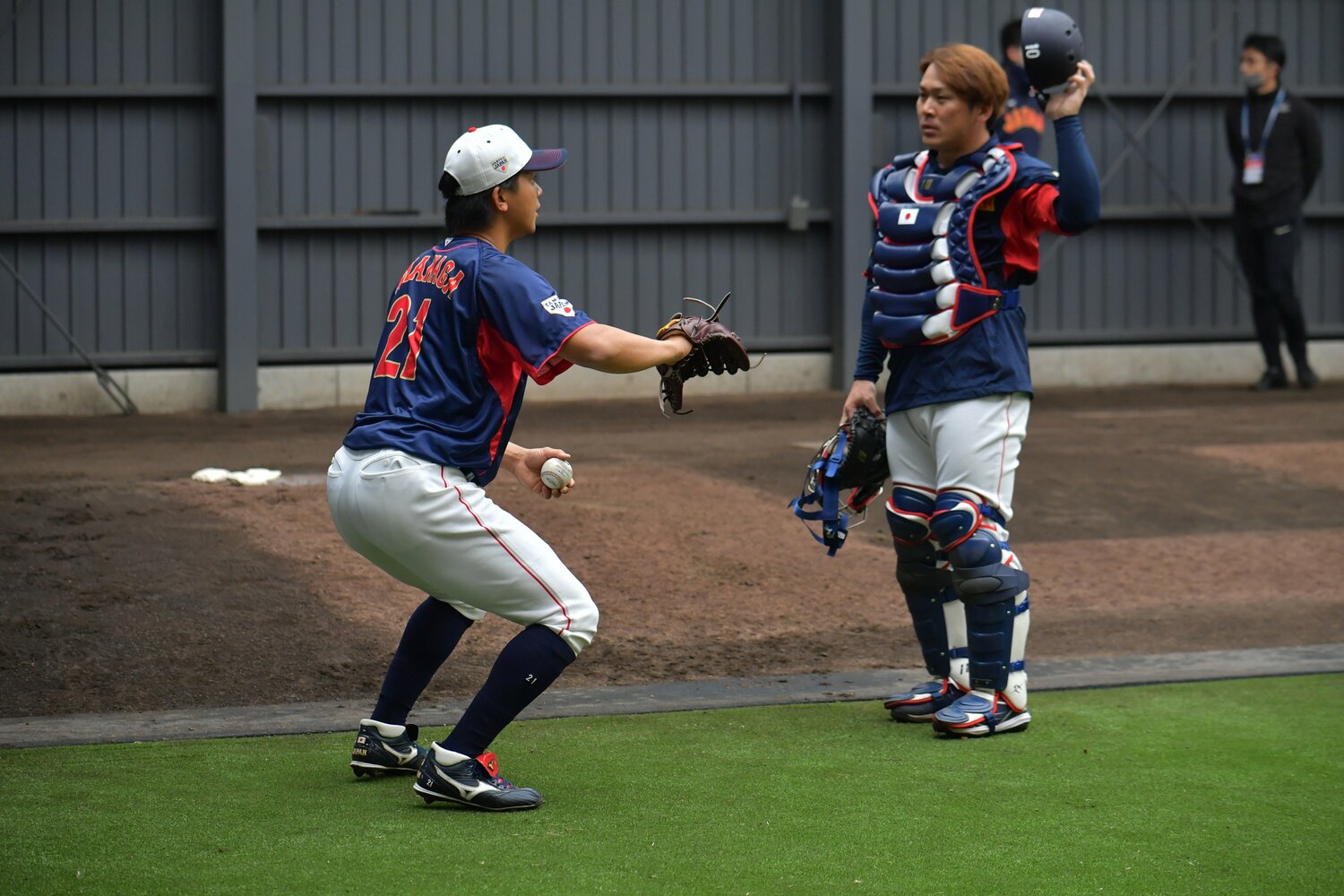 捕手の甲斐に身振りで説明する今永　©︎Hideki Sugiyama