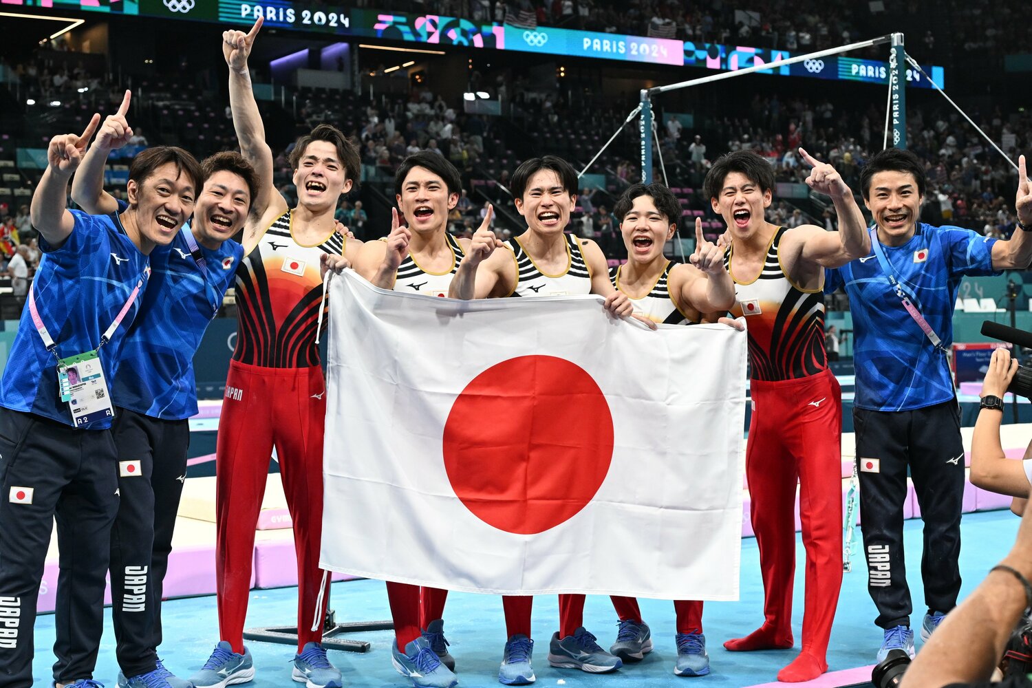 日の丸を掲げる選手たち　©Naoya Sanuki/JMPA