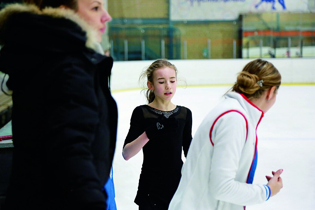 厳しい指導に涙をこらえ練習するジュニア選手　©Olga Skorupskaya