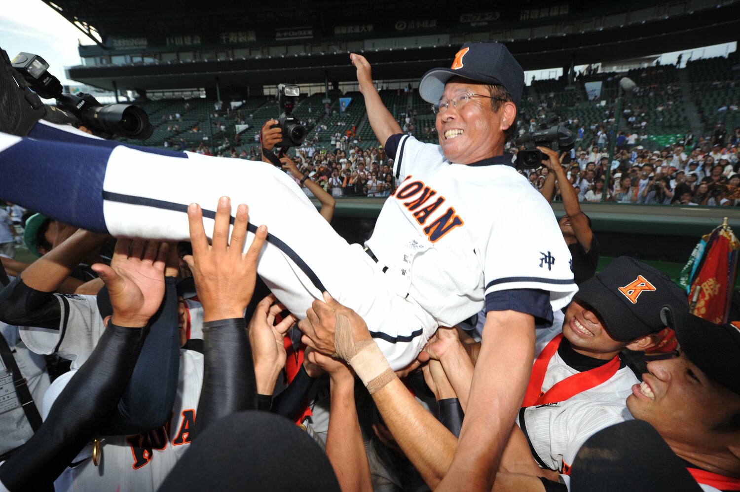 2010年、沖縄勢初の春夏連覇に導いた興南・我喜屋優監督 ©BUNGEISHUNJU