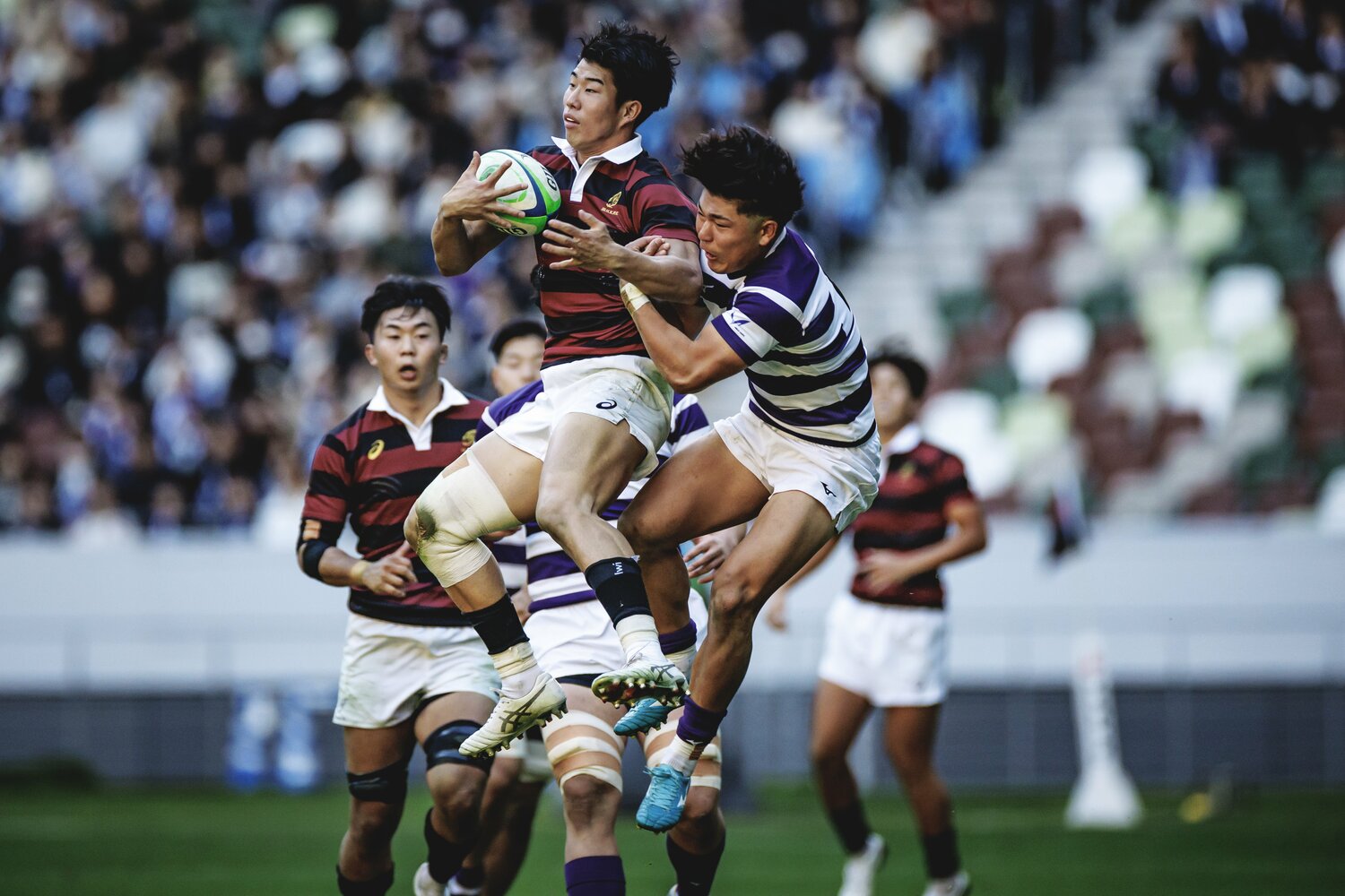 早明戦のハイパント処理の場面で矢崎に競り負ける白井(右) ©Kiichi Matsumoto