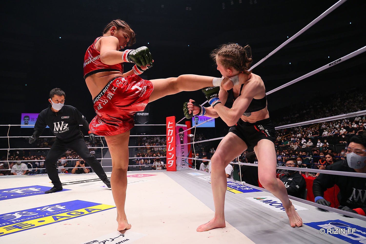 アナスタシアの顔面を捉えたRENAのハイキック ©RIZIN FF