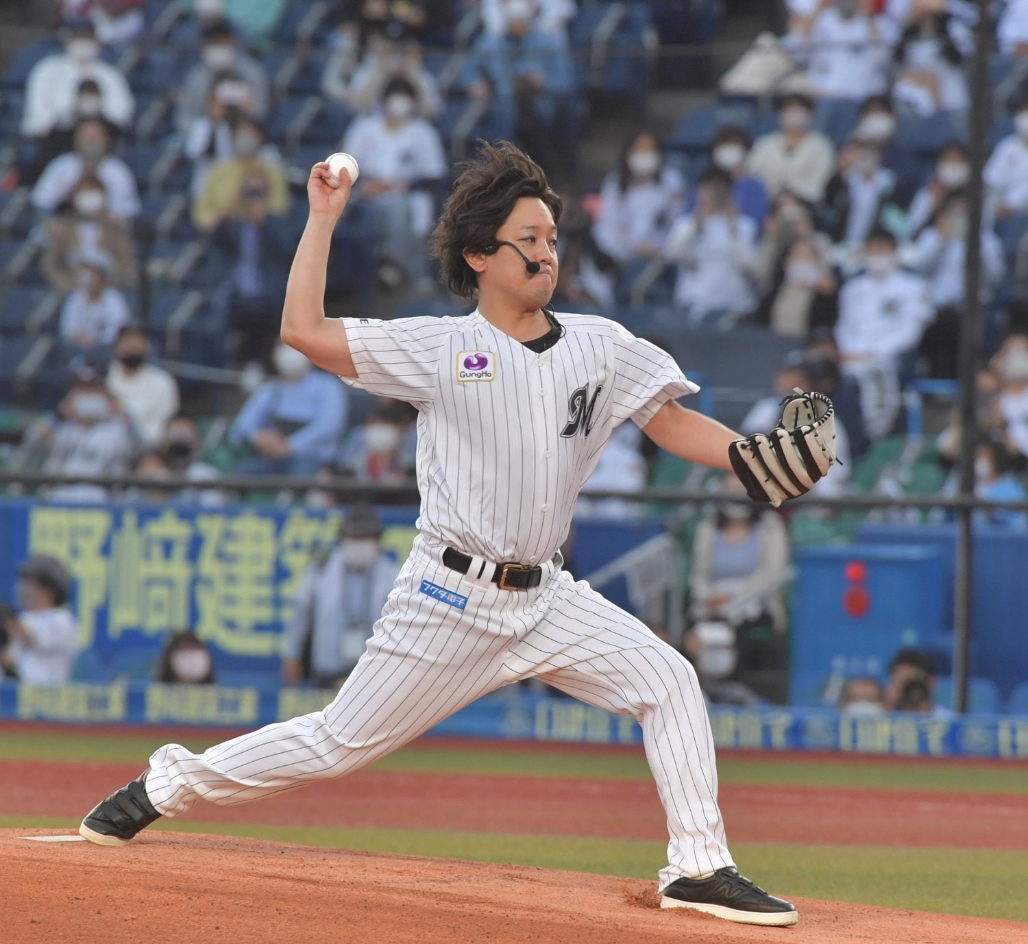 ストレートを投げ込む、ぺこぱ松陰寺。審判役のシュウペイにボール宣告をされ、「時を戻す」リプレー検証も　©Sankei Shimbun