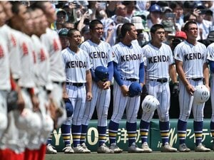 涙、涙…決勝で悪夢の暴投「サインミスでした」健大高崎キャッチャーは膝から崩れ落ちたが「じつは甲子園史上初」大記録を6投手と成し遂げたワケ