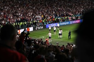 今のイングランドは逆境にモロくない “不当なPK判定説”もデンマークに逆転勝ち、イタリアとのEURO決勝が必見なワケ