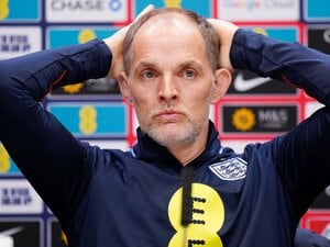 日本に敗戦した直後の記者会見。頭を抱えるイングランド代表トーマス・トゥヘル監督