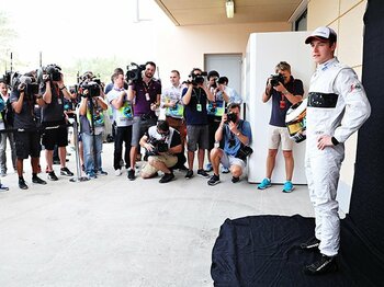 欠場のアロンソが献身的なサポート。F1デビュードライバー入賞の裏側。＜Number Web＞ photograph by Getty Images