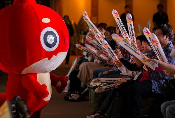 大歓声に包まれる予選会場。まさにスポーツイベントの雰囲気だ。