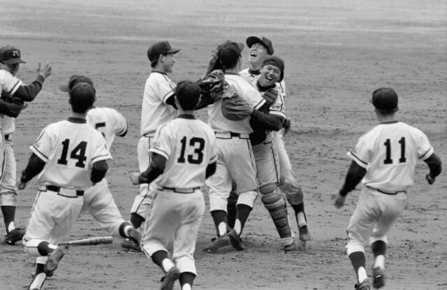 和歌山県立箕島高校野球部 1979年春夏連覇記念皿とスタンドセット 和歌山県立箕島高校野球部 1979年春夏連覇記念皿とスタンドセット 箕島