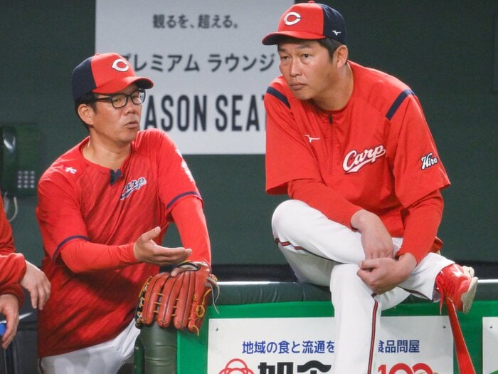 《黒縁メガネの仕事人》1ゲーム差2位で前半戦ターンのカープを支える、藤井彰人ヘッドコーチの貢献と成果<Number Web> photograph by Nanae Suzuki