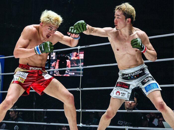 朝倉未来が“両者流血のTKO勝利”で見せた必死さ…『RIZIN男祭り』鈴木千裕戦直後の「全然楽しくないですよ」発言、3連敗からの復活劇はなぜ生まれたか？＜Number Web＞ photograph by RIZIN FF Susumu Nagao