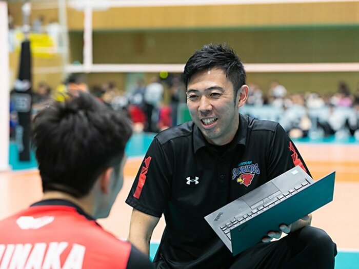 Vリーグコーチが異例の大学監督兼任…柳田将洋も影響を受けた酒井大祐の「プロ意識」とは？＜Number Web＞ photograph by SUNTORY SUNBIRDS