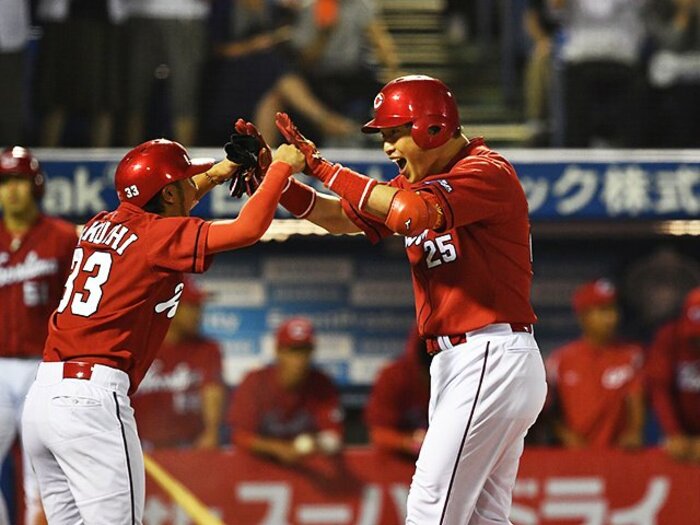 交錯した野球人生がまた1つに……。新井貴浩と赤松真人、広島での邂逅。<Number Web> photograph by Hideki Sugiyama