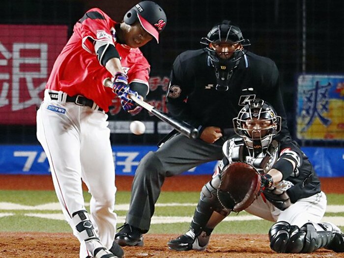 2勝7敗とロッテに苦戦のホークス。要因は「甲斐を知り尽くすコーチ」か。＜Number Web＞ photograph by Kyodo News