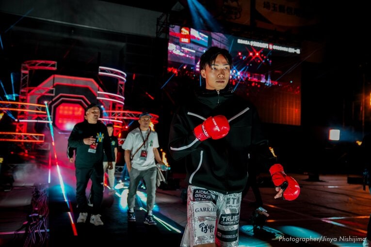 入場する細川一颯　©BreakingDown