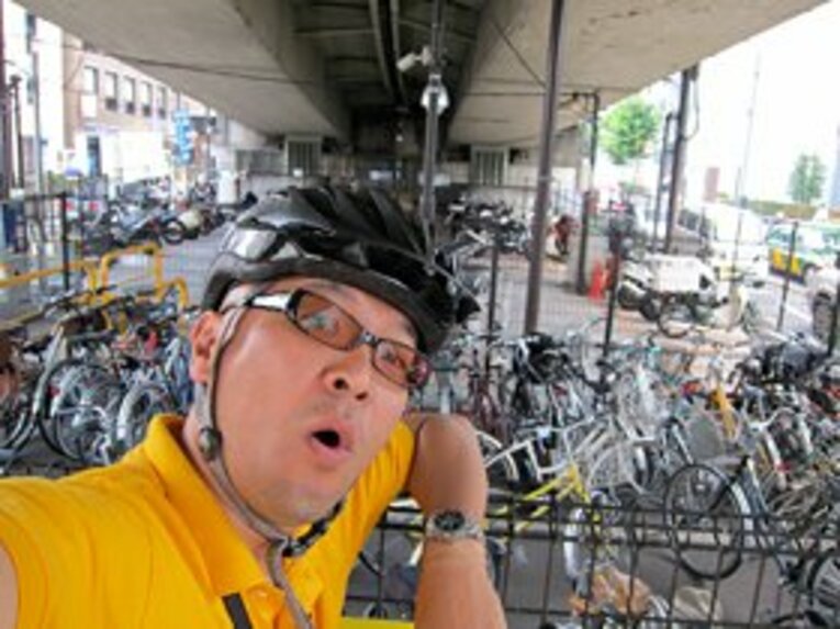 赤坂の車道高架下のスペースを利用した駐輪場。今ではオートバイのスペースの方が広い!?