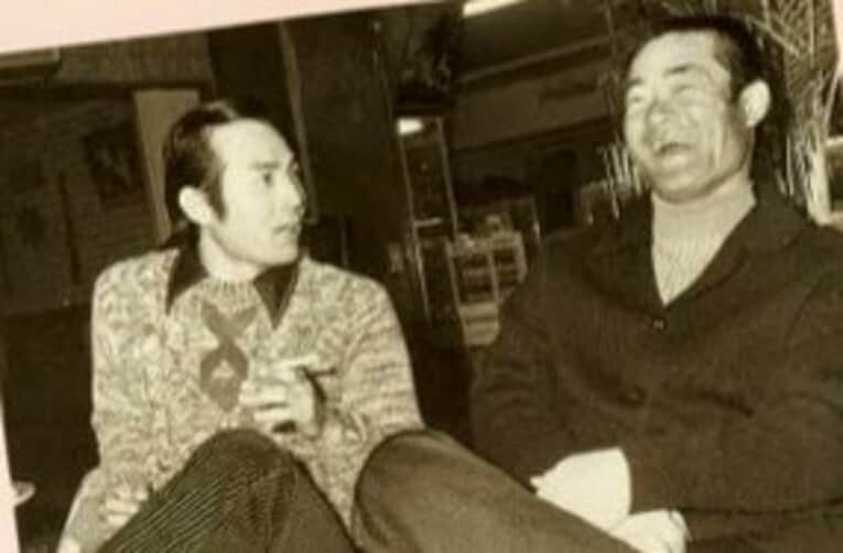 張本勲と談笑する八名さん（写真=本人提供）