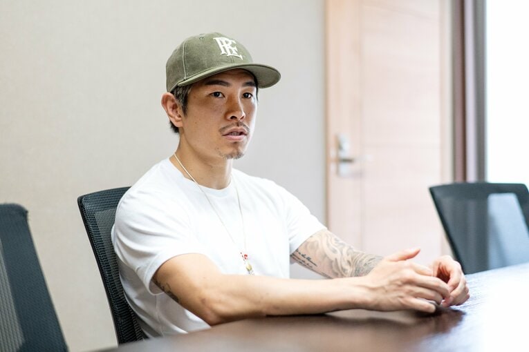 練習後に取材に応じた井岡一翔　©Takashi Shimizu