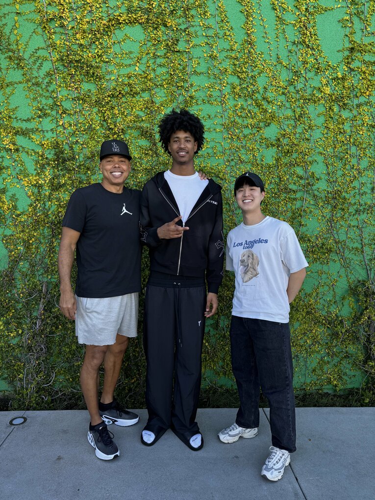 アメリカ視察中の女子日本代表HCコーリー・ゲインズ（左）、宮田知己コーチ（右）と記念撮影（写真／家族提供）